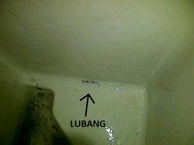 Lubang di Bak Air