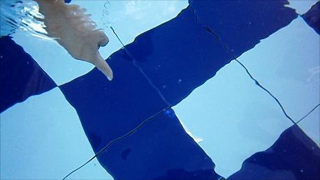 Nat Keramik Kolam Renang Lepas