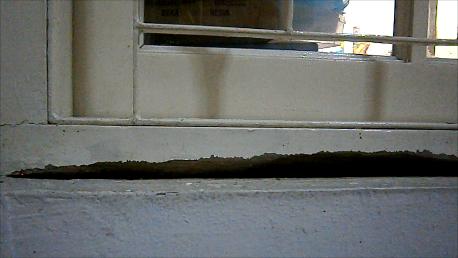 Lubang Kusen Jendela yang telah dibersihkan