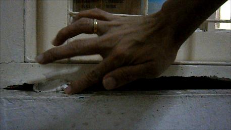 Mengoleskan Campuran DEMP-X ke Lubang Kusen Jendela