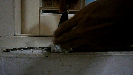 Mengoleskan Campuran DEMP-X ke Lubang Kusen Jendela