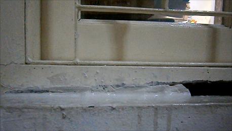 Mengoleskan Campuran DEMP-X ke Lubang Kusen Jendela