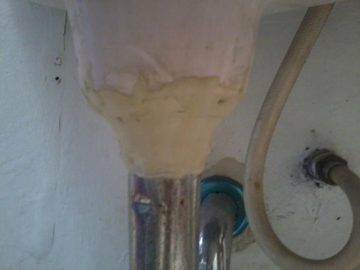 Lubang Wastafel di dempul dengan DEMP-X