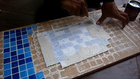 Mengoleskan Campuran DEMP-X ke Mozaik