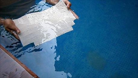 Merekatkan Mozaik Dalam Air