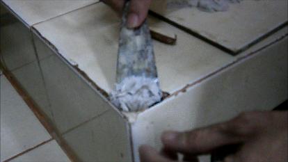 Mengoleskan Campuran DEMP-X ke Lubang Keramik